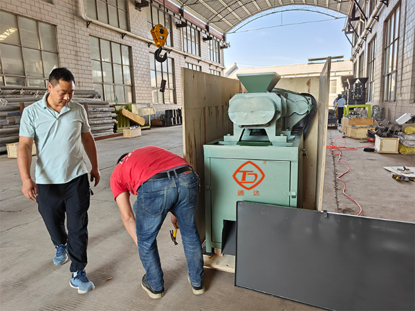 時(shí)產(chǎn)1.5噸對輥擠壓造粒機裝木箱發(fā)往烏克蘭